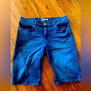 Men’s size 31 Levi classic Bermuda shorts, excellent condition